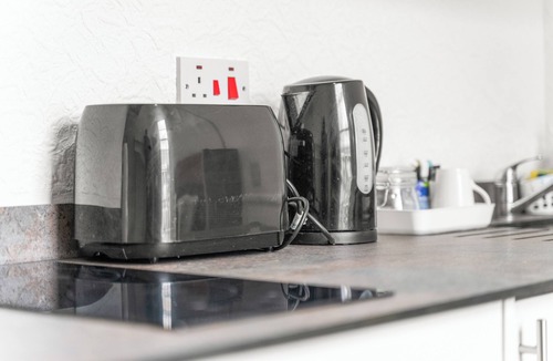 Dudley Apartment | Private Studio in Dudley WIFI Parking Kitchen & Bathroom Sleeps 1