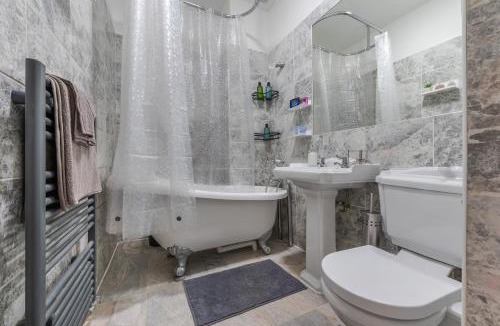 Hammersmith Broadway Apartment | property discarded