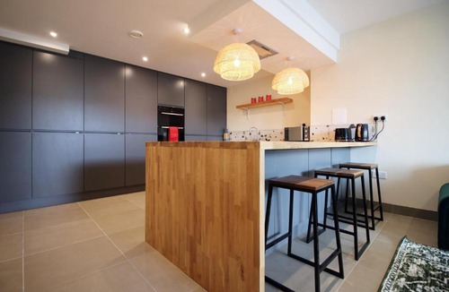 Penarth Apartment | Queens Haven by Prime Stays - Luxury 4 Bedroom Home - All Ensuite & Games Room