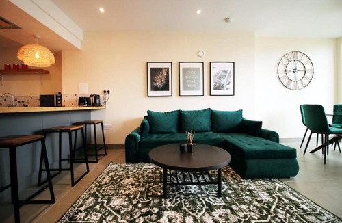 Penarth Apartment | Queens Haven by Prime Stays - Luxury 4 Bedroom Home - All Ensuite & Games Room