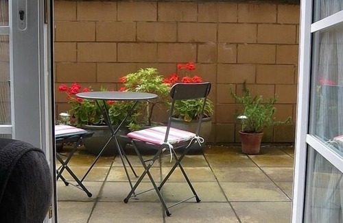 Bonnington Apartment | Quiet central Edinburgh apartment with free parking and 2 bathrooms