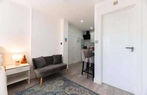 Epsom Condo | Quiet & Modern Studio in Epsom, EV Charger