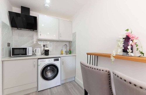 Epsom Condo | Quiet & Modern Studio in Epsom, EV Charger