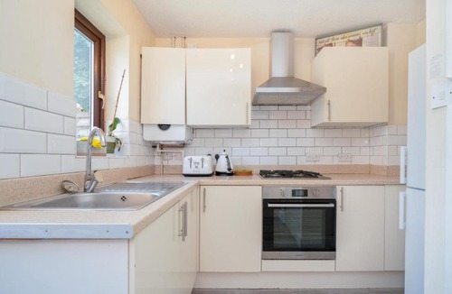 St Albans House | Quiet St. Albans Cottage with Free Parking - Pass the Keys