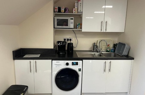Bramcote Apartment | Quiet studio flat near University & QMC, King size bed