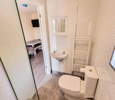 Blakeney Apartment | Rabbits Warren, 2 Single Bed Holiday Let in The Forest of Dean