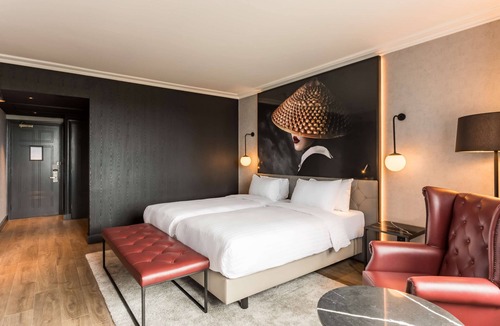 Heathrow Villages Hotel | Radisson RED Hotel London Heathrow