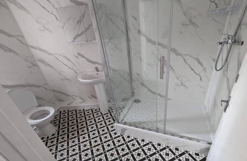 Hackney Wick Apartment | Rahal Hackney | Double Room Shared washroom