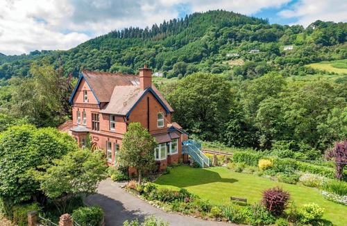 Llangollen Apartment | Railway & Riverside Retreat