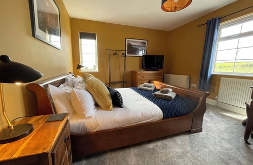 Torpoint House | Rame View - Double Bedroom with En-suite