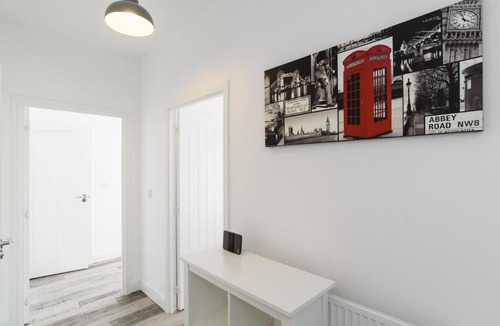 Newport Apartment | Raphael Heights
