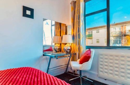 Rayleigh Apartment | Rayleigh Retreat-Spacious Family 3 Bed Apartment