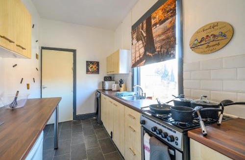 Churwell House | RB27GT - Comfortable Shared Bedroom in Morley