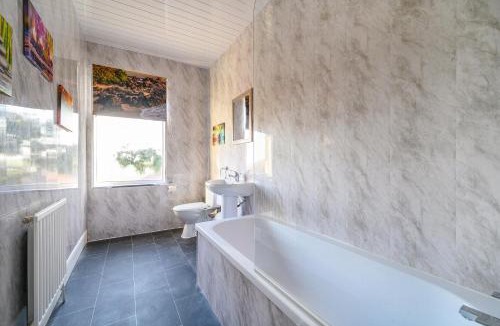 Churwell House | RB27GT - Comfortable Shared Bedroom in Morley