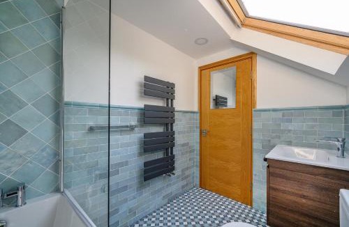 Batley House | RD7B - Cozy Double Room in West Yorkshire