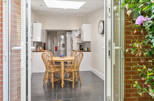 Reading City Centre Apartment | Reading Station - Modern Home with its own Garden Sleeps 6