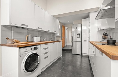 Reading City Centre Apartment | Reading Station - Modern Home with its own Garden Sleeps 6