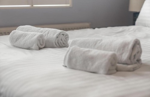 Reading City Centre Apartment | Reading Station - Modern Home with its own Garden Sleeps 6