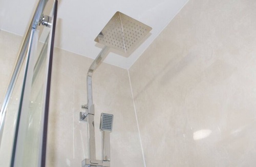Rotherham Apartment | Recently refurbished apartment near town with parking included