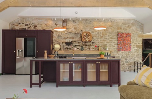 Sticklepath Cottage | REDDAWAY THRESHING BARN, pet friendly, with hot tub in Okehampton