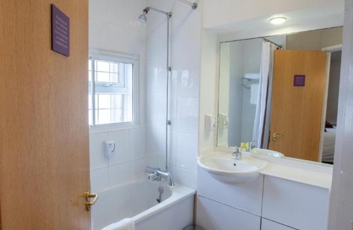 Shirley Hotel | Redwings Lodge Solihull