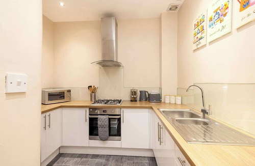 Merchiston Apartment | Refined 2-Bed Flat with Classic Edinburgh Charm