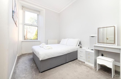 Merchiston Apartment | Refined 2-Bed Flat with Classic Edinburgh Charm