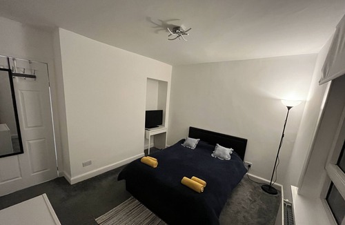 Chryston Apartment | Refurbished Glasgow 2 Bedroom Apartment Easy Access to City Centre