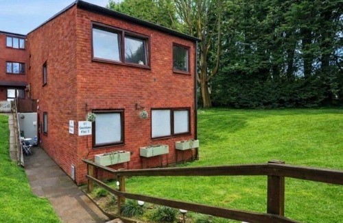 Sutton Coldfield Apartment | Retro, modern 1 Bed Apartment Sleeps 2 -Free Parking -WiFi & Tv