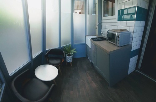 Par Apartment | Retro Studio Suite - Ensuite with Shower