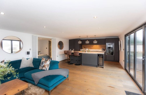 Henley Apartment | River Cabin With Mooring - From 250 Per Night