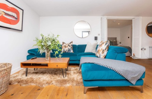Henley Apartment | River Cabin With Mooring - From 250 Per Night