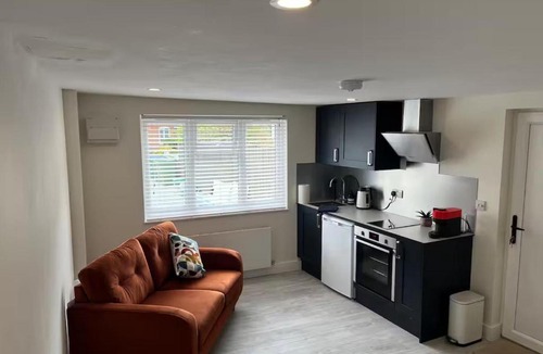 Netley Apartment | River Studio Sleeps 2 with Parking & Dog Friendly