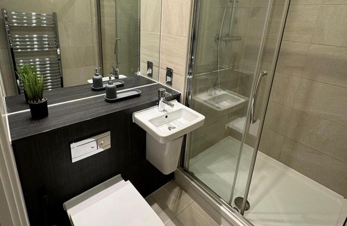 Syon Apartment | Riverfront: 2 Bed in London - Parking