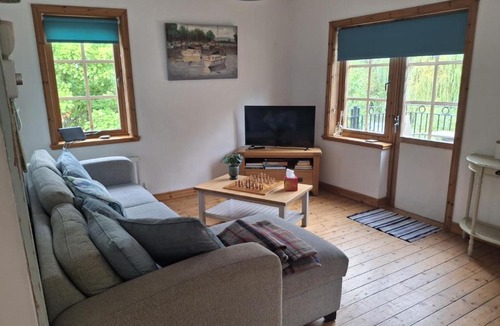 Upton upon Severn House | Riverside home with balcony and fishing jetty