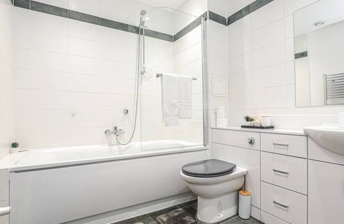 Partick Apartment | Riverside Modern Spacious 2 Bedroom Flat
