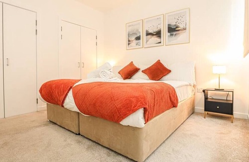 Partick Apartment | Riverside Modern Spacious 2 Bedroom Flat