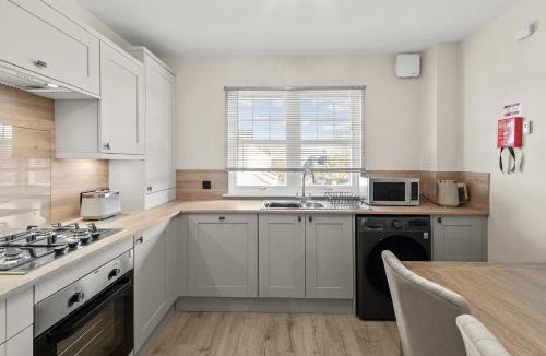 Tillicoultry Apartment | Riverside Rest 2 - Central 2 Bedroom, 2 Bath Apartment - Free Parking Onsite