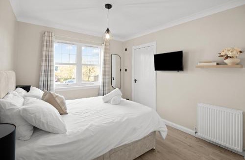 Tillicoultry Apartment | Riverside Rest 2 - Central 2 Bedroom, 2 Bath Apartment - Free Parking Onsite