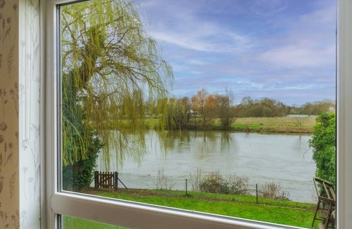 Windsor House | Riverside Retreat| Sauna & Pool - By Tempstay