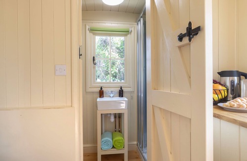Tewkesbury Apartment | Riverside Shepherd’s Hut with Hot Tub | Central Te