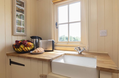 Tewkesbury Apartment | Riverside Shepherd’s Hut with Hot Tub | Central Te