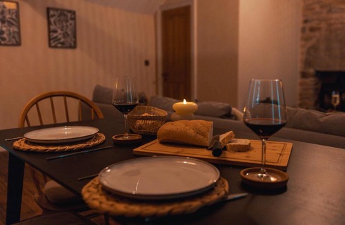 High Peak Apartment | Roger Suite