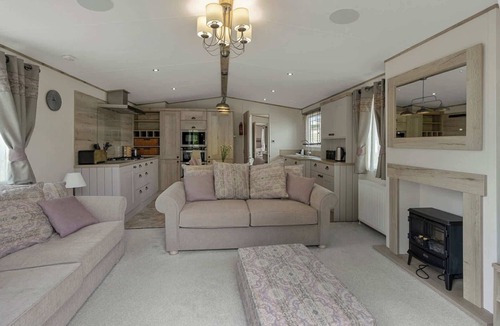 Newton Saint Cyres Ski Chalet | Rolling Hills Splash Escape -Swimming Pool-Fishing Nearby