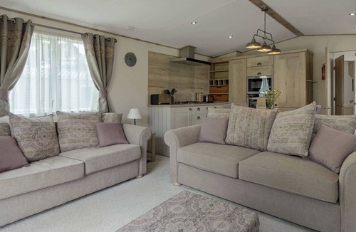 Newton Saint Cyres Ski Chalet | Rolling Hills Splash Escape -Swimming Pool-Fishing Nearby