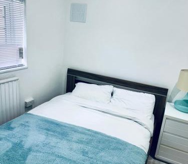 Gooshays Apartment | Romford spacious house with conservatory