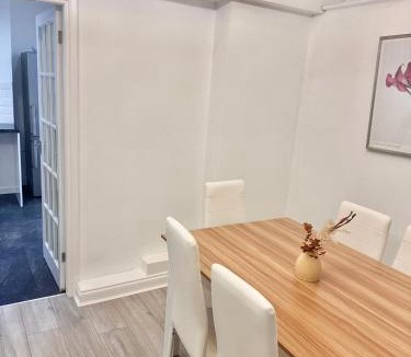 Gooshays Apartment | Romford spacious house with conservatory