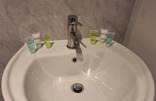 Cranleigh House | Room-comfortable Spacious Double Ensuite