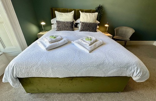 Barbican House | Room with King Size bed