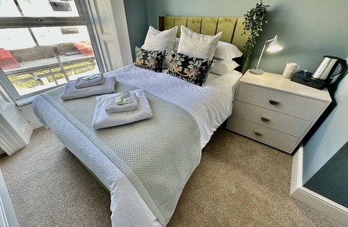 Barbican House | Room with King Size bed